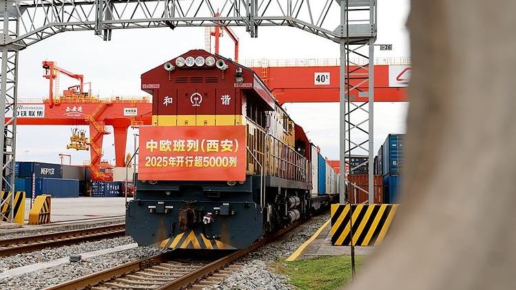 Fast 120.000 Güterzugfahrten zwischen China und Europa                    Laut Zahlen, die auf dem zweiten China-Europe Railway Express Cooperation Forum am Dienstag in Xi'an, der Hauptstadt der nordwestchinesischen Provinz Shaanxi, bekannt gegeben wurden, haben Güterzüge zwischen China und Europa fast 120.000 Fahrten absolviert.