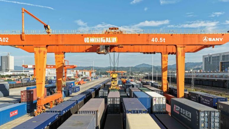 China-Europa-Güterzug macht Möbelzentrum im Landesinneren zu globalem Handelsakteur                    Vor fünf Jahren hätte sich Zhu Hao, Marketingleiter von Jiangxi Sanyou Möbel in der ostchinesischen Provinz Jiangxi, kaum vorstellen können, dass der europäische Markt eines Tages zu seinen zentralen Kunden gehören werde. Heute macht dieser jedoch 70 Prozent der Auslandsaufträge des Unternehmens aus.