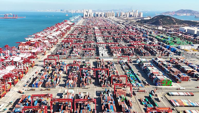 Chinas Außenhandel steigt in den ersten elf Monaten von 2025 um 3,6 Prozent                    Chinas gesamte Warenimporte und -exporte sind in den ersten elf Monaten des Jahres 2025 auf 41,21 Billionen Yuan RMB (etwa 4,99 Billionen Euro) gestiegen, was einem Anstieg von 3,6 Prozent gegenüber dem Vorjahr entspricht.