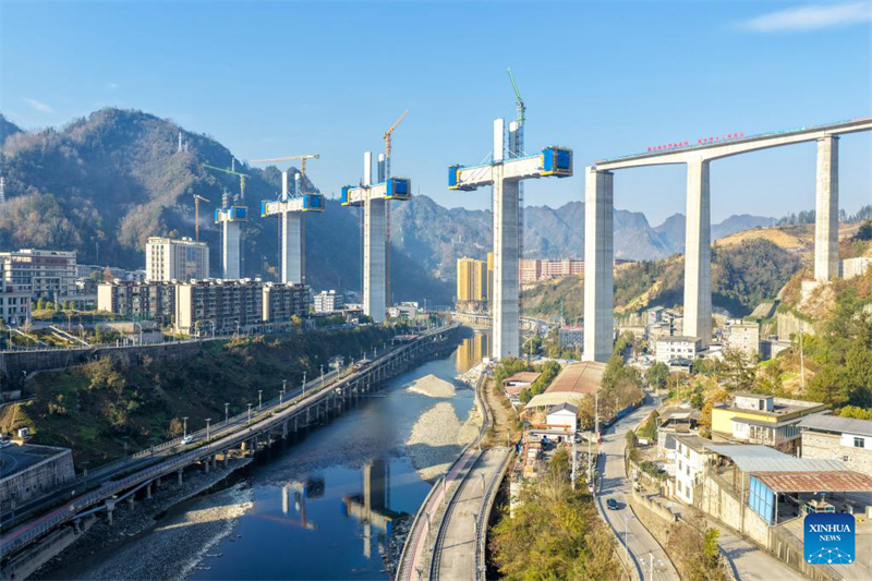 Bau der großen Renhe-Brücke entlang der Hochgeschwindigkeitsbahn Xi'an-Chongqing im Südwesten Chinas schreitet voran