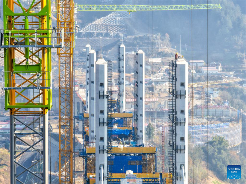 Bau der großen Renhe-Brücke entlang der Hochgeschwindigkeitsbahn Xi'an-Chongqing im Südwesten Chinas schreitet voran