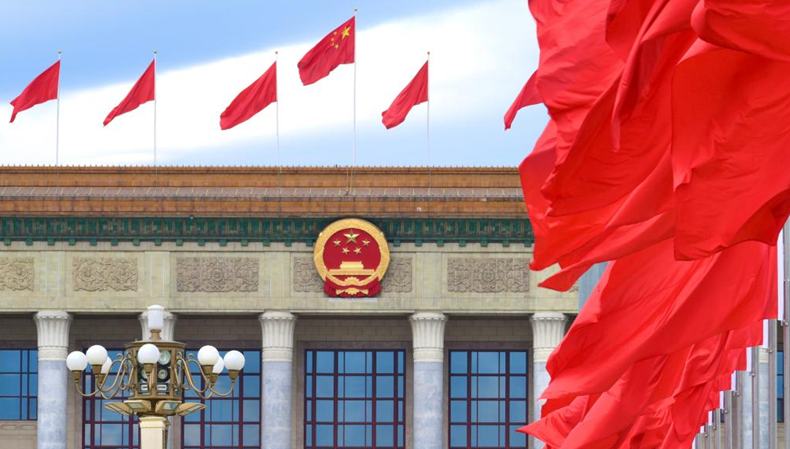 Symposium mit Persönlichkeiten außerhalb der KP Chinas abgehalten                    Am vergangenen Mittwoch hat das Zentralkomitee der Kommunistischen Partei Chinas ein Symposium mit Persönlichkeiten außerhalb der KP Chinas veranstaltet.