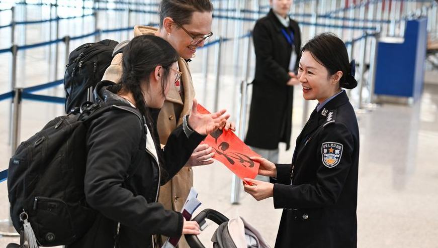 Beijing verzeichnet Anstieg der grenzüberschreitenden Reisen                    Bis zum frühen Samstagmorgen wurden in diesem Jahr bisher mehr als 20 Millionen Ein- und Ausreisen über die Grenzkontrollstellen in Beijing registriert. Dies ist laut lokalen Behörden die höchste Zahl seit 2020.