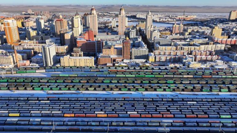 Der „östliche Korridor“ des China-Europa-Güterzugverkehrs erreicht 5.000 Fahrten                    Als ein aus 60 Waggons bestehender Güterzug zwischen China und Europa mit Haushaltsgeräten und digitalen Produkten an Bord den Bahnhof Manzhouli in der autonomen Region Innere Mongolei im Norden Chinas verließ, verzeichnete der „östliche Korridor“ des Güterzugnetzes zwischen China und Europa in diesem Jahr 5.166 Züge, die auf seinen Bahnstrecken verkehrten.