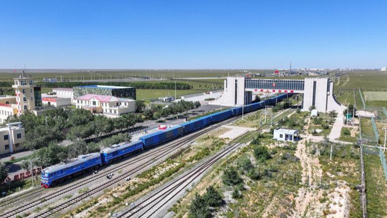 Erenhot operiert mit mehr als 5 Millionen Tonnen Güterzug-Fracht zwischen China und Europa                    Das Frachtvolumen der China-Europa-Güterzüge, die den Umschlagplatz Erenhot – den größten sogenannten Landhafen zwischen China und der Mongolei – passieren, hat bis Montag dieses Jahres 5 Millionen Tonnen überschritten. Bei einem Anstieg von 22,7 Prozent im Jahresvergleich verzeichnet der Landhafen damit laut Zollbehörden einen neuen Rekord.