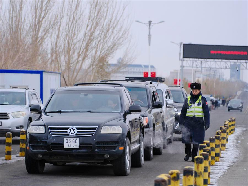 Grenzübergang zwischen China und Mongolei verzeichnet Anstieg des grenzüberschreitenden Verkehrs
