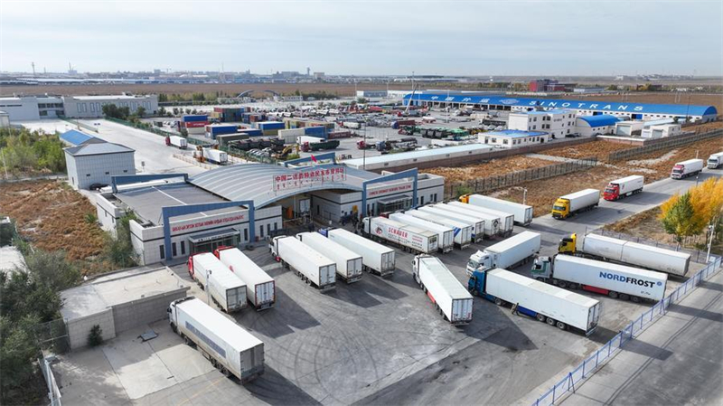 Grenzübergang zwischen China und Mongolei verzeichnet Anstieg des grenzüberschreitenden Verkehrs