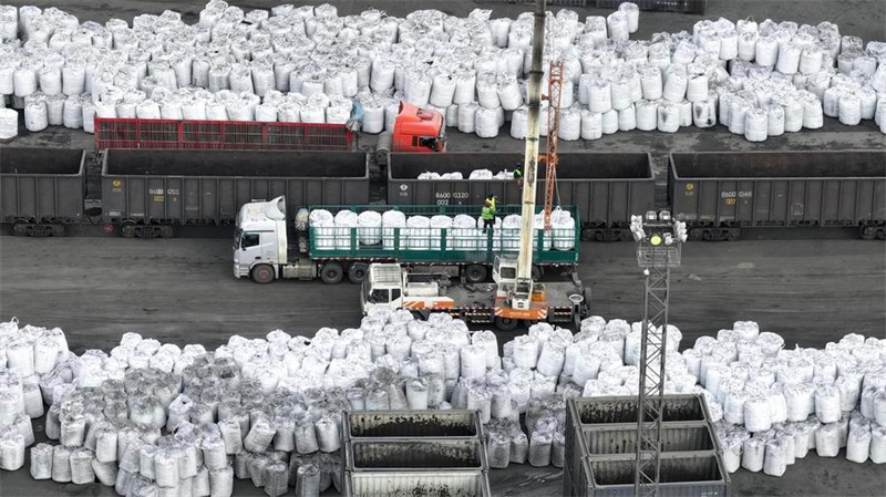 Grenzübergang zwischen China und Mongolei verzeichnet Anstieg des grenzüberschreitenden Verkehrs
