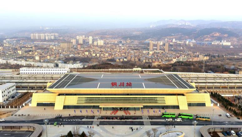 Hochgeschwindigkeitsstrecke Xi'an–Yan'an im Nordwesten Chinas am 26. Dezember eröffnet                    Eine 299 Kilometer lange Hochgeschwindigkeitsstrecke, die die Städte Xi'an und Yan'an in der nordwestchinesischen Provinz Shaanxi verbindet, soll am 26. Dezember den Betrieb aufnehmen, wie die China State Railway Group Co., Ltd. am Mittwoch bekannt gab.