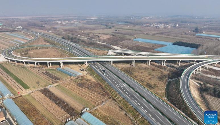 Neue Autobahn verbindet die Landkreise Meixian und Taibai im Nordwesten Chinas                    Ein Abschnitt der neuen Autobahn, die die Landkreise Meixian und Taibai in der nordwestchinesischen Provinz Shaanxi verbindet. Die 75 km lange Schnellstraße ist am Montag für den Betrieb freigegeben worden.