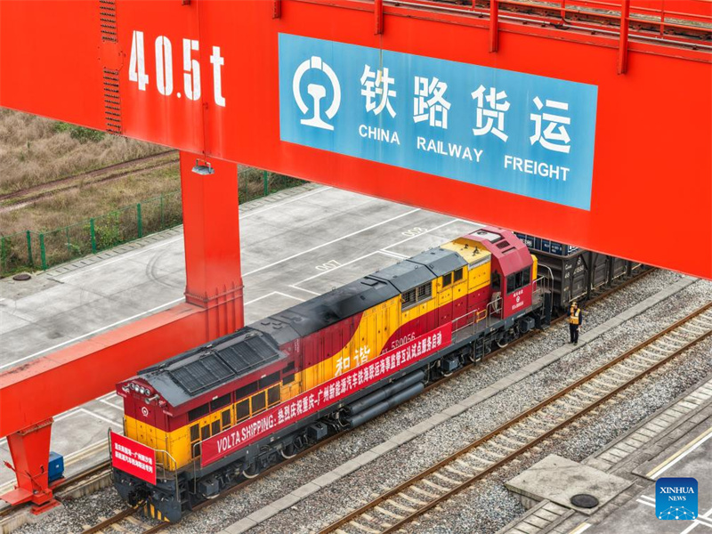 Mit NEV für den Nahen Osten beladener Güterzug verlässt Chongqing