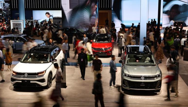 Volkswagen liefert 2025 2,69 Millionen Autos in China aus                    Der Volkswagen-Konzern hat im vergangenen Jahr 2,69 Millionen Fahrzeuge auf dem chinesischen Markt ausgeliefert. Dies entspricht etwa 30 Prozent seiner weltweiten Auslieferungen in diesem Zeitraum, teilte der deutsche Automobilhersteller mit.