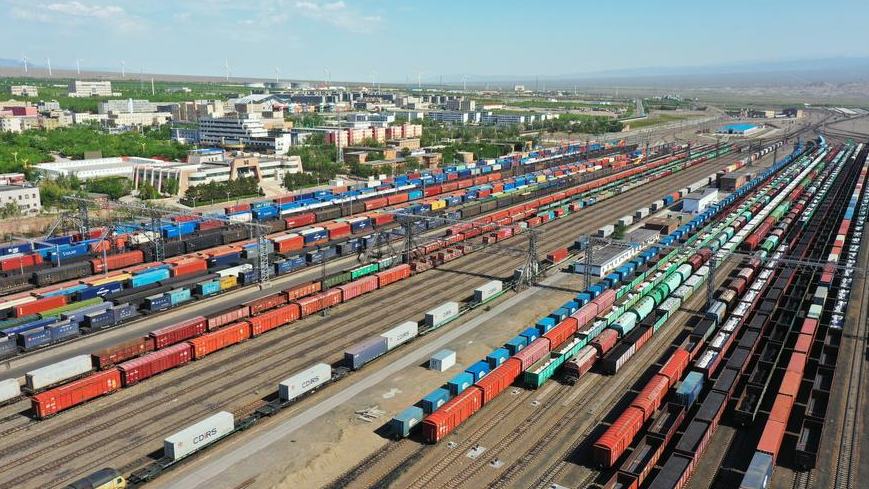 Großer Eisenbahnknotenpunkt Xinjiang verzeichnet Rekord bei Güterzügen zwischen China und Europa                    Der bedeutende „Bahnhafen“ Alashankou in der Uigurischen Autonomen Region Xinjiang im Nordwesten Chinas, der auch als Alataw Pass bekannt ist, hat 2025 eine Rekordzahl an Güterzügen zwischen China und Europa (Zentralasien) abgefertigt, was die wachsende Rolle des Korridors bei der Stabilisierung globaler Lieferketten unterstreicht.
