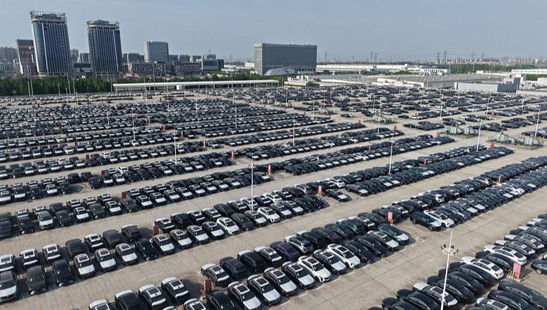 Chinas Automobilproduktion und -absatz erreichen 2025 neue Höchststände                    Chinas Automobilproduktion und -absatz überstiegen im vergangenen Jahr jeweils 34 Millionen Einheiten und erreichten damit einen neuen Rekordwert, wie Branchenzahlen am Mittwoch zeigten.