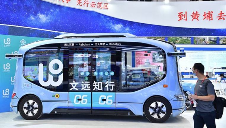 Chinesischer autonomer Shuttlebus nimmt kommerziellen Betrieb in Belgien auf                    Ein in China entwickelter autonomer Shuttlebus hat in Leuven (Belgien) offiziell den kommerziellen Betrieb aufgenommen. Der von dem in Guangzhou ansässigen Unternehmen WeRide entwickelte Robobus wird von einem lokalen Verkehrsunternehmen regelmäßig eingesetzt. Es ist das erste Mal in Europa, dass autonome Fahrzeuge in einem komplexen Stadtzentrum mit gemischtem Verkehr kommerziell genutzt werden.