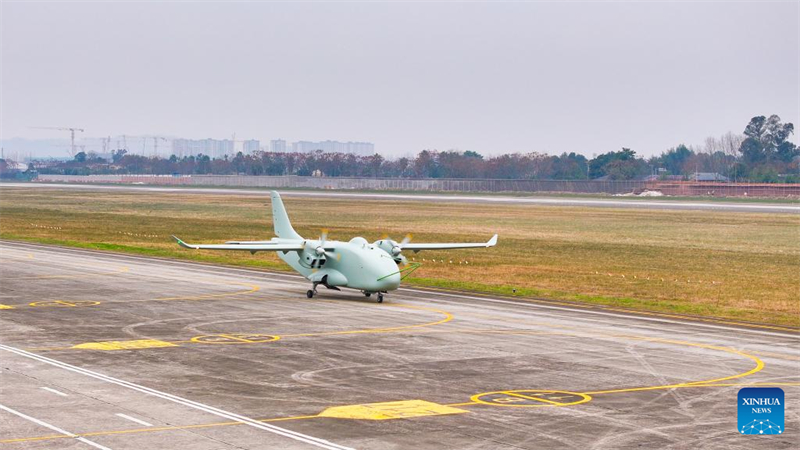 Chinas hybrides unbemanntes Frachtflugzeug absolviert ersten Flug