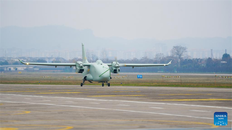 Chinas hybrides unbemanntes Frachtflugzeug absolviert ersten Flug