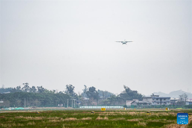 Chinas hybrides unbemanntes Frachtflugzeug absolviert ersten Flug