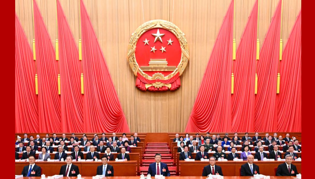 Chinas nationale Legislative eröffnet Jahressitzung                    Der 14. Nationale Volkskongress (NVK), Chinas oberstes Gesetzgebungsorgan, hat am Donnerstagmorgen in der Großen Halle des Volkes in Beijing seine vierte Sitzung eröffnet.