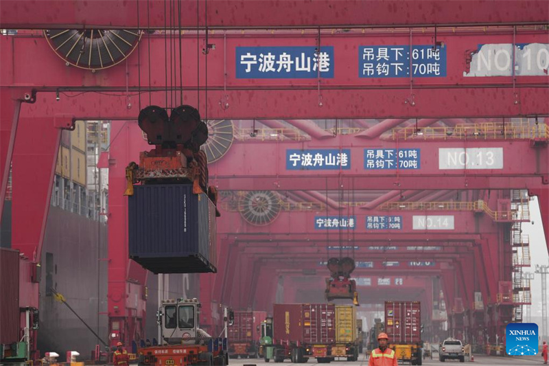 Der Hafen Ningbo-Zhoushan in Ostchinas Zhejiang verzeichnet einen steigenden Containerdurchsatz