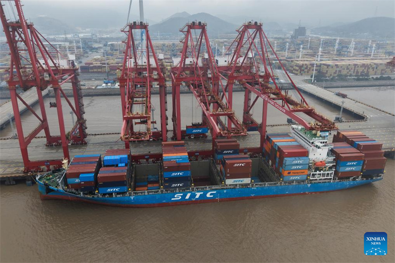 Der Hafen Ningbo-Zhoushan in Ostchinas Zhejiang verzeichnet einen steigenden Containerdurchsatz