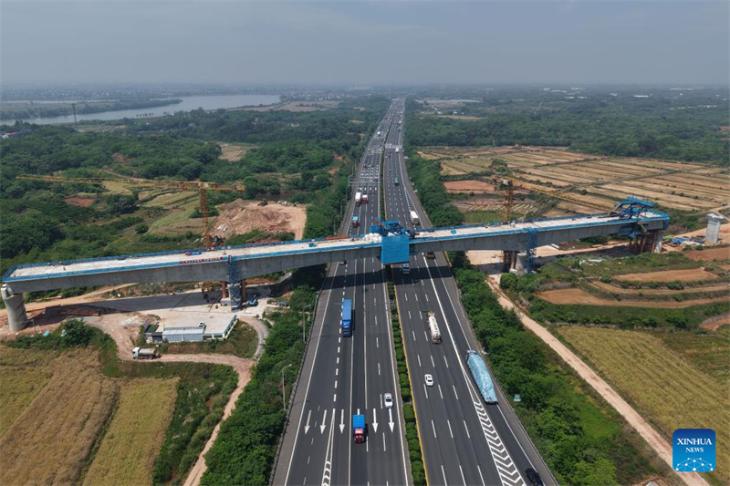 Durchgehender Träger der Qujiang-Großbrücke über die Shanghai-Kunming-Schnellstraße fertiggestellt