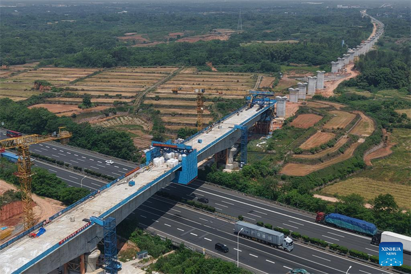 Durchgehender Träger der Qujiang-Großbrücke über die Shanghai-Kunming-Schnellstraße fertiggestellt