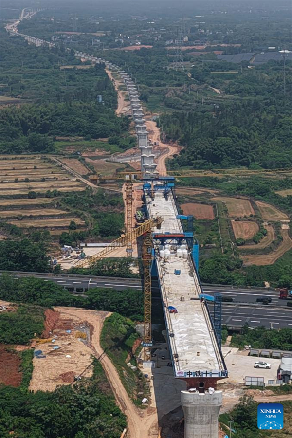 Durchgehender Träger der Qujiang-Großbrücke über die Shanghai-Kunming-Schnellstraße fertiggestellt