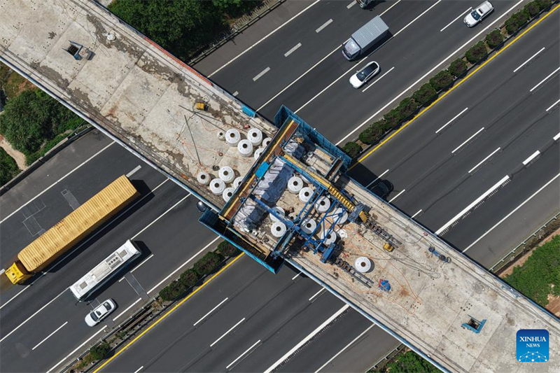 Durchgehender Träger der Qujiang-Großbrücke über die Shanghai-Kunming-Schnellstraße fertiggestellt