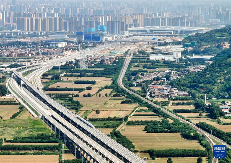 Die neue Hochgeschwindigkeitsstrecke Xi'an–Shiyan von oben