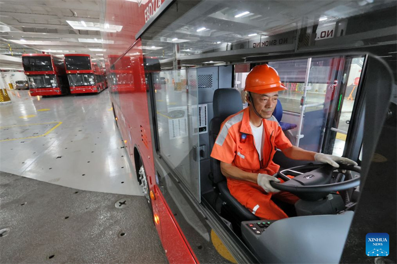 22 elektrische Doppeldeckerbusse von BYD aus dem chinesischen Hafen Yantai nach Großbritannien verschifft