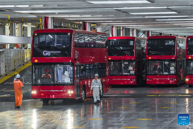 22 elektrische Doppeldeckerbusse von BYD aus dem chinesischen Hafen Yantai nach Großbritannien verschifft