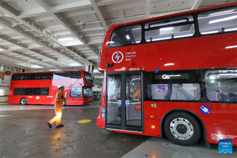22 elektrische Doppeldeckerbusse von BYD aus dem chinesischen Hafen Yantai nach Großbritannien verschifft