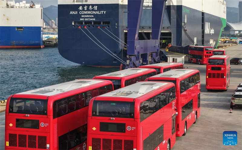 22 elektrische Doppeldeckerbusse von BYD aus dem chinesischen Hafen Yantai nach Großbritannien verschifft