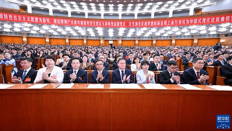 Xi Jinping ruft Jugend- und Studentenvereinigungen zur Vertiefung von Reform und Innovationen für neue Leistungen auf                    Die Jugend- und Studentenvereinigungen Chinas sollten an der richtigen politischen Orientierung festhalten, die Reform und Innovationen vertiefen sowie unter der Leitung der Kommunistischen Partei Chinas neue Leistungen auf dem neuen Marsch erzielen.