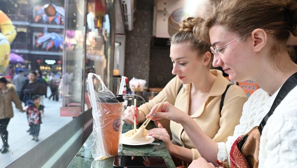 Shanghai startet All-in-One-Dienstleistungs- und Tourismus-Plattform für internationale Reisende                    Shanghai hat am Mittwoch die All-in-One-Plattform „Easy Go“ eingeführt, eine zur Optimierung digitaler Dienstleistungen für internationale Besucher, die Chinas erweiterte Visaerleichterungen und sofortige Steuerrückerstattungen nutzt.