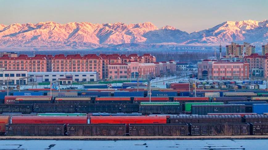 Hafen von Horgos in Xinjiang wickelt 2025 bereits über 7.000 Güterzugfahrten zwischen China und Europa ab                    Der Hafen von Horgos, ein wichtiger Eisenbahnknotenpunkt im nordwestchinesischen Uigurischen Autonomen Gebiet Xinjiang, hat seit Jahresbeginn über 7.000 Güterzugfahrten zwischen China und Europa (Zentralasien) abgewickelt, wie Quellen aus dem Eisenbahnsektor am Dienstag mitteilten.