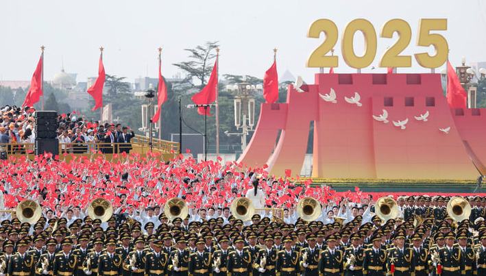 Xi Jinping empfängt Vertreter aller teilnehmenden Bereiche von Gedenkveranstaltungen am 3. September                    Xi bedankte sich bei ihnen für ihre harte Arbeit, lobte sie für ihre herausragenden Leistungen und machte ein Gruppenfoto mit ihnen.