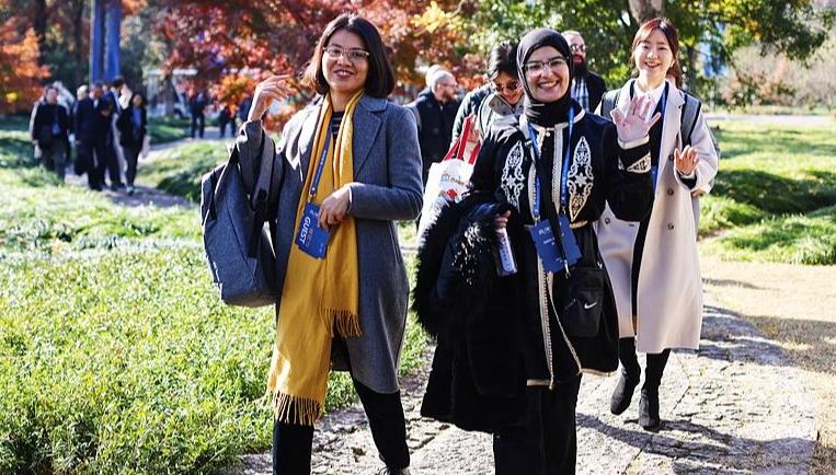 Xi Jinping: Junge Sinologen sollten eine Brücke zwischen China und der Welt schlagen                    Der chinesische Staatspräsident Xi Jinping hat junge Sinologen dazu ermutigt, als Botschafter für das gegenseitige Verständnis zwischen chinesischen und ausländischen Zivilisationen zu fungieren.