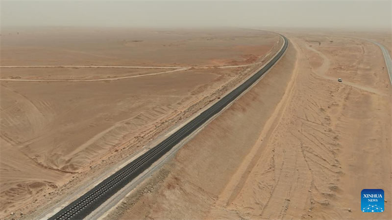 Afrikas erste von China gebaute Schwerlast-Wüstenbahn für Verkehr freigegeben