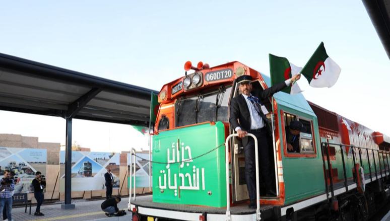 Afrikas erste von China gebaute Schwerlast-Wüstenbahn für Verkehr freigegeben                    Die Western Mining Railway in Algerien, Afrikas erste Schwerlast-Wüstenbahn, wurde für den Verkehr freigegeben. Damit wird das nationale Bahnnetz Algeriens verbessert und die Anbindung sowie die wirtschaftliche Entwicklung im Südwesten des Landes gefördert.