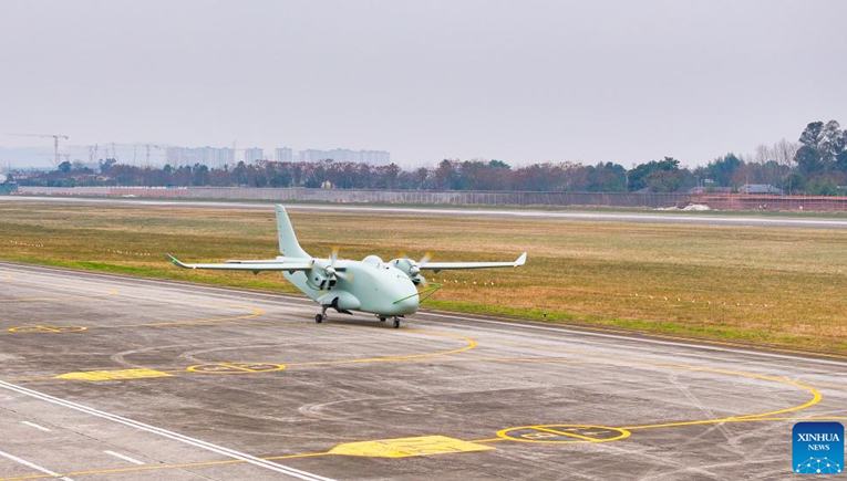 Chinas hybrides unbemanntes Frachtflugzeug absolviert ersten Flug                    Chinas YH-1000S, ein selbst entwickeltes hybrides unbemanntes Frachtflugzeug, das weltweit erste seiner Art, hat seinen Jungfernflug in der südwestchinesischen Stadt Chongqing absolviert. Dies teilte der Entwickler am Dienstag mit.