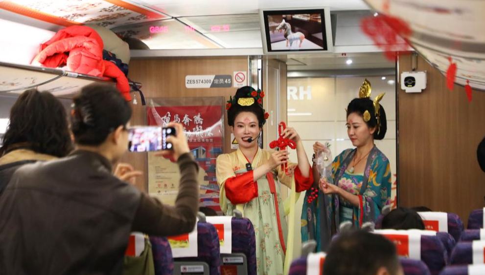 Über 140 Millionen Zugtickets sind zur Hauptreisezeit zum Neujahrsfest bereits verkauft                    Die chinesische Bahn-Ticketplattform 12306 hat bis Samstagmorgen um 8 Uhr insgesamt 140 Millionen Zugtickets für die laufende Reisewelle zum Frühlingsfest verkauft, wie der Betreiber der chinesischen Eisenbahn mitteilte.