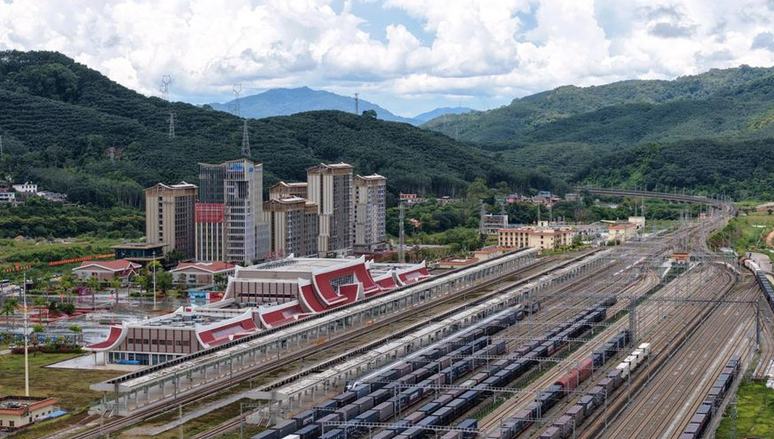 Bahnverbindung zwischen China und Laos treibt die Entwicklung voran und erleichtert die Geschäftsbeziehungen                    Seit ihrer Inbetriebnahme verzeichnet die China-Laos-Eisenbahn ein robustes Wachstum sowohl im Personen- als auch im Güterverkehr und leistet damit einen wichtigen Beitrag zur regionalen Anbindung sowie zur wirtschaftlichen und sozialen Entwicklung entlang ihrer Strecke, erklärt die China Railway Kunming Group Co.