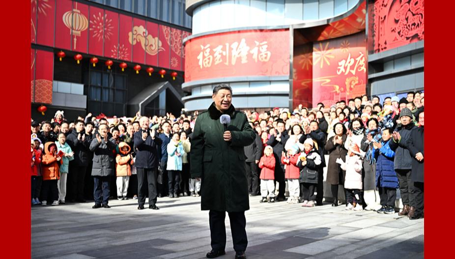 Xi Jinping besucht Menschen in Beijing vor Frühlingsfest                    Xi Jinping, Generalsekretär des Zentralkomitees der Kommunistischen Partei Chinas, hat am Dienstag im Vorfeld des Frühlingsfestes Beamte der ersten Ebene und Einwohner in Beijing besucht.