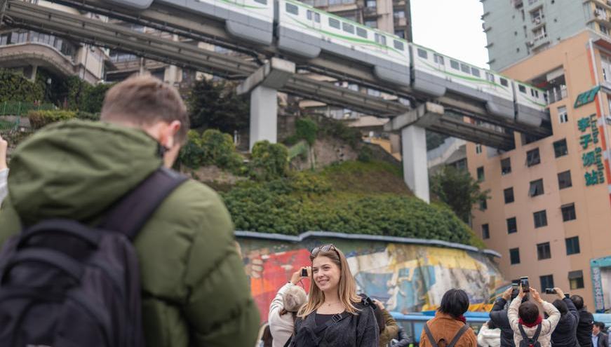 China erwartet zum Frühlingsfest täglich über 2,05 Millionen grenzüberschreitende Reisen                    Die chinesische Einwanderungsbehörde (NIA) prognostiziert, dass die durchschnittliche tägliche Zahl der ein- und ausreisenden Menschen während der bevorstehenden Frühlingsfesttage landesweit 2,05 Millionen überschreiten wird.