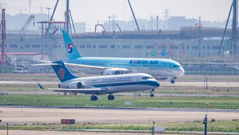 Chinas Zivilluftfahrtmarkt verzeichnet Rekordzahlen bei Passagieren und Fracht                    Das Jahr 2025 war geprägt von einem robusten Wachstum des chinesischen Zivilluftfahrtmarktes, der laut offiziellen Daten, die am Donnerstag von der chinesischen Zivilluftfahrtbehörde (CAAC) veröffentlicht wurden, im vergangenen Jahr bei drei wichtigen Betriebskennzahlen Rekordwerte erreichte.