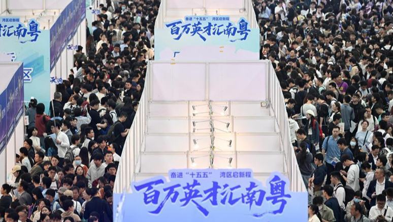 Chinas Arbeitsmarkt in ersten beiden Monaten weitgehend stabil                    Chinas Arbeitsmarkt ist weitgehend stabil geblieben: Die erfasste Arbeitslosenquote in den Städten lag in den ersten beiden Monaten des Jahres 2026 unverändert bei 5,3 Prozent, wie Daten des Nationalen Statistikamtes (NBS) am Montag zeigten.