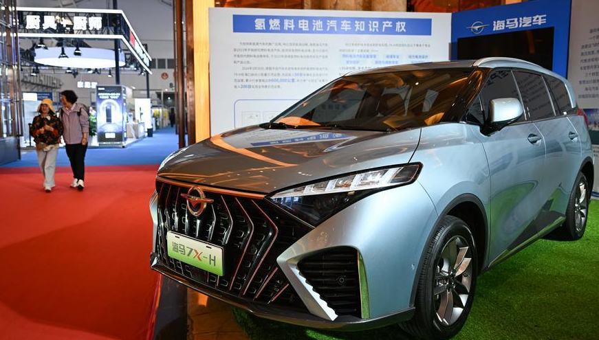 China peilt bis 2030 100.000 Brennstoffzellenfahrzeuge an                    China strebt bis 2030 landesweit 100.000 Brennstoffzellenfahrzeuge an – doppelt so viele wie 2025, wie aus einem gemeinsamen Rundschreiben von drei Ministerien, darunter dem Ministerium für Industrie und Informationstechnologie, hervorgeht.