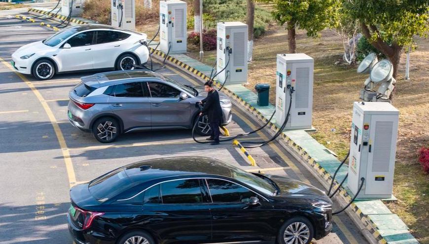 Chinas Ladeinfrastruktur für Elektrofahrzeuge übersteigt 21 Millionen Stationen                    Chinas Ladeinfrastruktur für Elektrofahrzeuge (Electric Vehicle, EV) expandiert weiterhin rasant. Die Gesamtzahl der Ladestationen hat bis Ende Februar dieses Jahres 21,01 Millionen erreicht, was einem Anstieg von 47,8 Prozent im Jahresvergleich entspricht, wie die Nationale Energiebehörde bekannt gab.